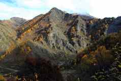 美丽的山景观高山悬崖山河旅游营