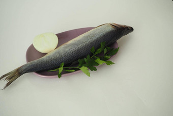 鱼鲱鱼不可分割的鲱鱼洋葱欧芹白色背景