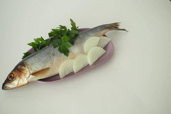 鱼鲱鱼不可分割的鲱鱼洋葱欧芹白色背景