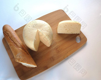 大一块奶酪木托盘新鲜的面包