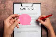 特写镜头商人签署合同投资专业文档协议表格笔业务女人签署合同使交易