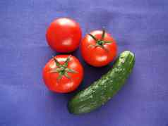 新鲜的蔬菜红色的西红柿黄瓜胡椒