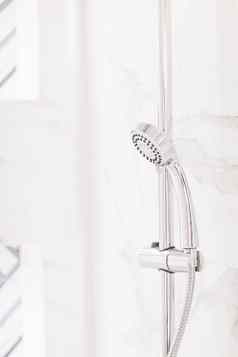 淋浴头奢侈品浴室环保室内设计可持续发展的材料