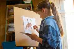十岁的女孩吸引了油漆画架