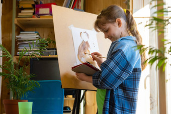 十岁的女孩手表视频教程吸引了图片平板电脑