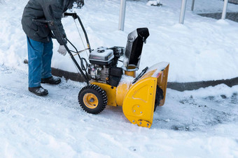 男人。清洁车道雪机器雪风暴雪删除设备工作街清洁街道雪下雪