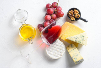 antipasto分类奶酪红色的酒玻璃质多布卢帕尔玛有机白色变形混凝土石头背景自然划痕底色前视图