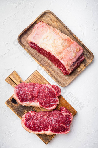前腰部新鲜的有机牛肉减少白色背景前视图