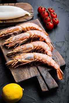 集王虾成分西班牙海鲜饭黑色的混凝土表面