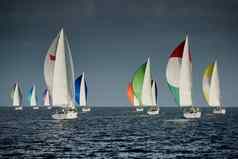 帆船竞争帆赛船会日落比赛帆船反射帆水五彩缤纷的大三角帆数量船船尾船
