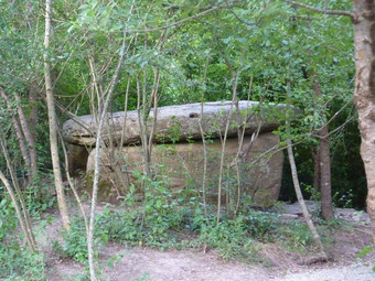 古老的巨石杜门位于红色格连吉克