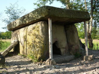 古老的巨石杜门位于红色格连吉克