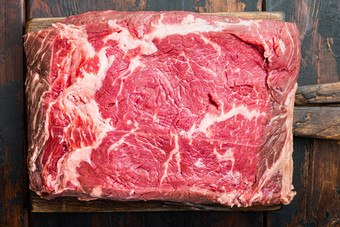 牛里脊肉牛排未煮过的牛肉肉黑暗木背景前视图