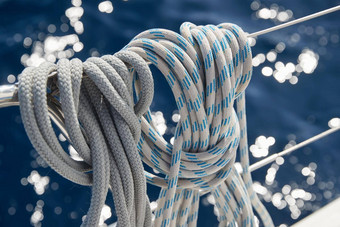 特写镜头视图帆船绳子阳光明媚的天气滑轮绳子桅杆游艇体育运动船设备海背景