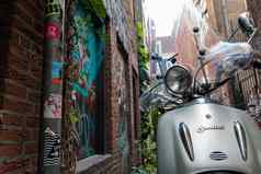 银踏板车停空砖小巷涂鸦墙
