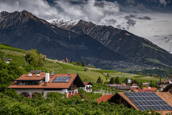 全景太阳能电池屋顶前绿色山坡上山意大利特伦蒂诺白云石山脉巨大的云谷绿色梅多斯清晰的能源能源太阳太阳能面板