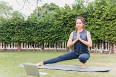 女人移动PC在线视频培训练习瑜伽在户外