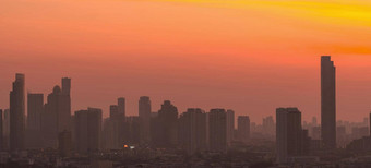 空气<strong>污染烟雾</strong>细灰尘覆盖城市早....橙色日出天空城市景观被<strong>污染</strong>的空气脏环境城市有毒灰尘不健康的空气城市不健康的生活