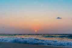 色彩斑斓的充满活力的海洋海波海滩夏天日出日落背景景观假期