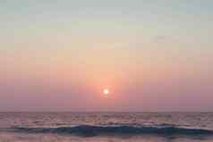 色彩斑斓的充满活力的海洋海波海滩夏天日出日落背景景观假期