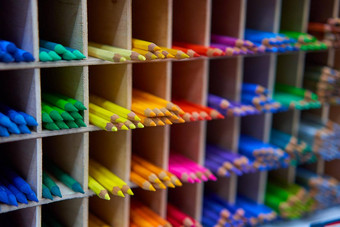 展示彩色的铅笔画商店艺术家文具