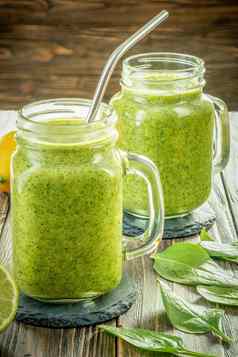 健康的绿色奶昔菠菜玻璃罐子