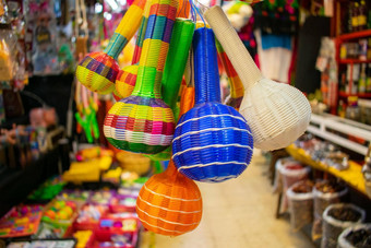 色彩斑斓的手工制作的摇铃挂内部墨西哥市场