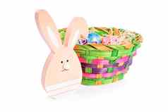 复活节兔子篮子填满色彩鲜艳的鸡蛋