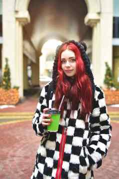 肖像青少年女孩红色的头发温暖的衣服站冷一天杯咖啡手相机可爱的女孩走咖啡手