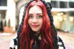 肖像微笑青少年女孩红色的头发温暖的衣服站相机