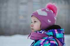 女孩穿着街冬天肖像一边视图