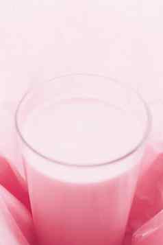 草莓牛奶内部粉红色的纸包装甜蜜的喝食物服务平躺餐交付