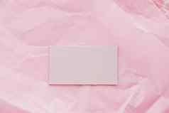 业务卡平铺粉红色的组织纸背景奢侈品品牌平躺品牌身份设计模型