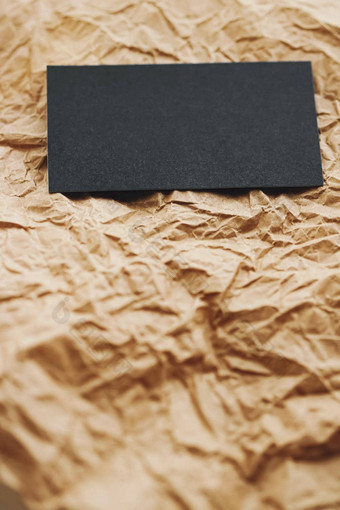 黑色的业务卡平铺棕色（的）羊皮纸纸背景奢侈品品牌平躺品牌身份设计模型