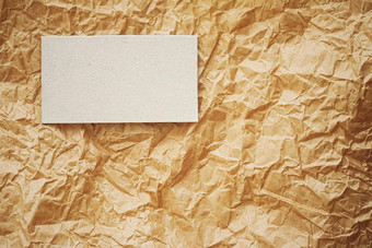 白色业务卡平铺棕色（的）羊皮纸纸背景奢侈品品牌平躺品牌身份设计模型