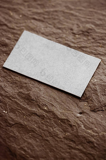 白色业务卡平铺棕色（的）石头背景奢侈品品牌平躺品牌身份设计模型