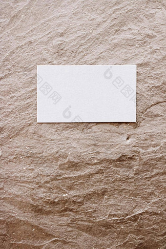 白色业务卡平铺棕色（的）石头背景奢侈品品牌平躺品牌身份设计模型