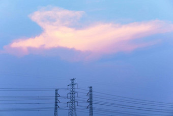 高电压传输塔权力行蓝色的天空彩虹云背景