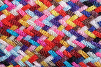 编织多彩色的缝纫线程宏摄影