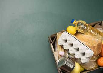 纸板盒子产品水果意大利面向日葵石油塑料瓶保存捐赠概念