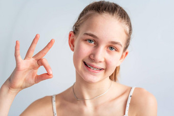 十几岁的女孩<strong>微笑</strong>矫正括号显示标志女孩牙套牙齿