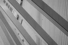 特写镜头白色外观建筑模糊钢包层波纹金属表外观建筑摘要背景现代未来主义的外观建筑外建筑墙几何结构