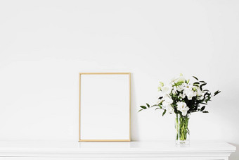 金垂直框架花束新鲜的花白色家具奢侈品首页装饰设计模型创建