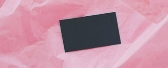 黑色的业务卡平铺粉红色的组织纸背景奢侈品品牌平躺品牌身份设计模型