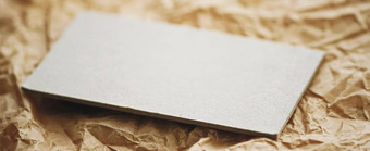 白色业务卡平铺棕色（的）羊皮纸纸背景奢侈品品牌平躺品牌身份设计模型