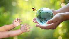 成年人发送世界婴儿概念一天地球保存世界保存环境世界草绿色散景背景
