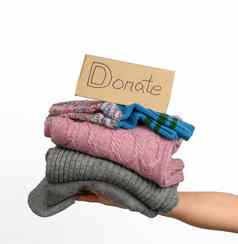 女手持有堆栈衣服志愿服务概念捐赠