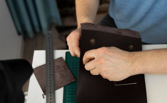 犯罪手工作皮革钱包车间工作过程棕色（的）自然皮革工匠持有制作工具