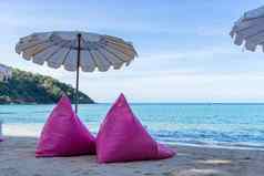 粉红色的充气沙发海滩
