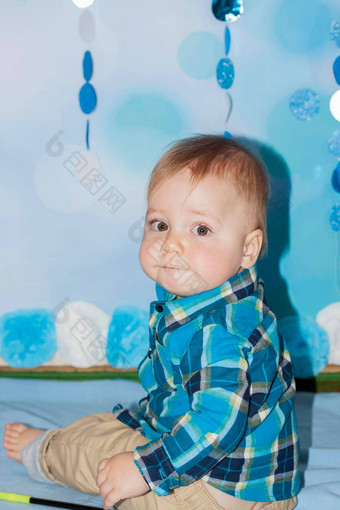 美丽的婴儿庆祝生日肖像婴儿男孩蓝色的衬衫气球礼物